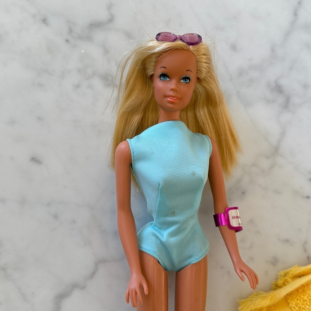 Mattel Malibu Barbie 1971 Reproduction Doll Keepsake Box Sunglasses Towel - Picture 2 of 5